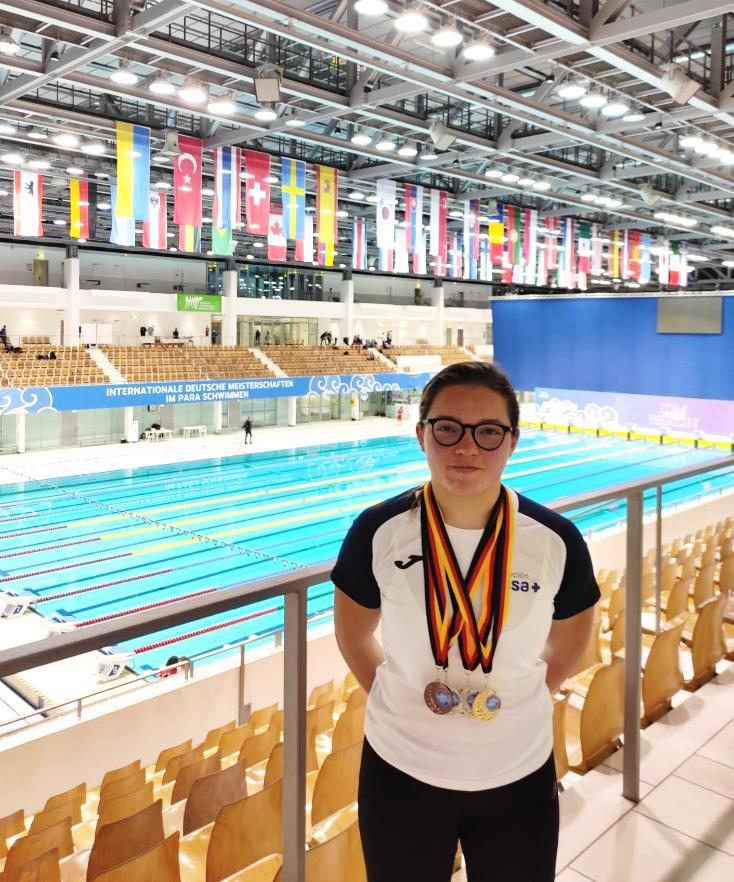 Aitana Estrada en Berlín equipada con su camiseta de la Fundación ASISA.